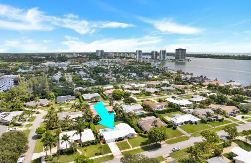 North Palm Beach House | Walk To Beach And Heated Salt Water Pool