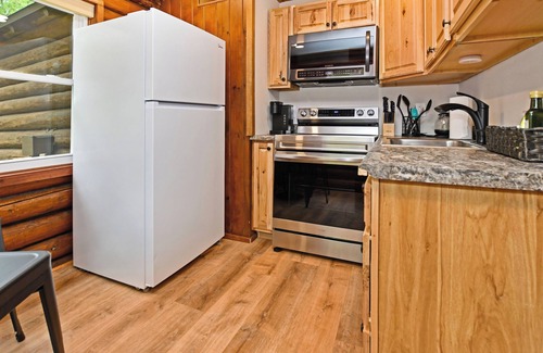 Lake George Cabin | Walk to Beach - Close to Town - Pet Friendly Cabin