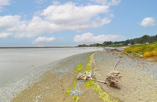 Smith River House | Walk to Beach Cozy Home with Deck in Smith River!