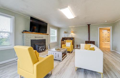Smith River House | Walk to Beach Cozy Home with Deck in Smith River!