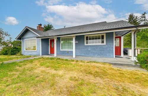 Smith River House | Walk to Beach Cozy Home with Deck in Smith River!