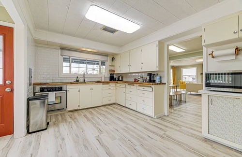 Smith River House | Walk to Beach: Cozy Home w/Deck in Smith River!