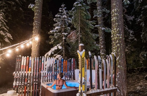 Timberland Cabin | Walk to Beach, Dogs Ok, Hot Tub -Salty Bear Cabin