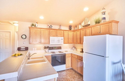 Long Beach House | Walk to beach & downtown, Pets Ok (Nautical)
