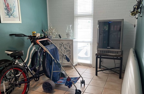 Jacksonville Condo | Walk to Beach & great restaurants!