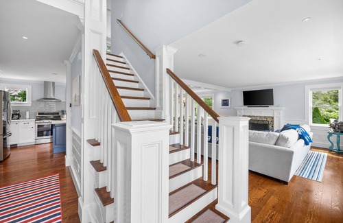 West Chatham House | Walk to Beach, Heated pool, AC, WiFi, modern coastal decor, dog friendly