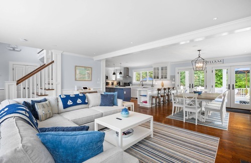 West Chatham House | Walk to Beach, Heated pool, AC, WiFi, modern coastal decor, dog friendly