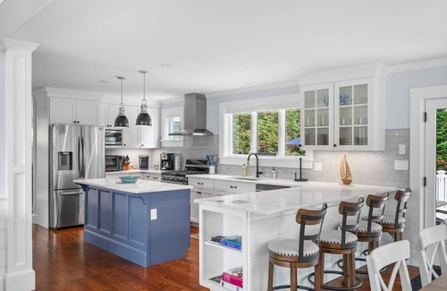 West Chatham House | Walk to Beach, Heated pool, AC, WiFi, modern coastal decor, dog friendly