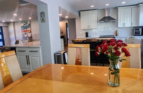 South Island House | Walk to Beach Immaculate Double Masters + 1 Bedroom Sleeps 8