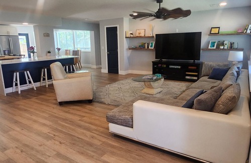 South Island House | Walk to Beach Immaculate Double Masters + 1 Bedroom Sleeps 8