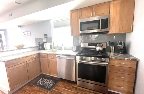 Ventnor City House | Walk to beach, near AC, casinos, shows, sports/nnEze Peezy, Ocean Breezy!n