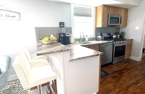 Ventnor City House | Walk to beach, near AC, casinos, shows, sports/nnEze Peezy, Ocean Breezy!n