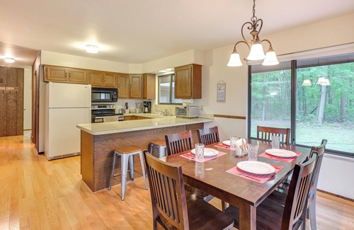 Caseville Cabin | Walk to Beach: Pet-Friendly Caseville Cabin