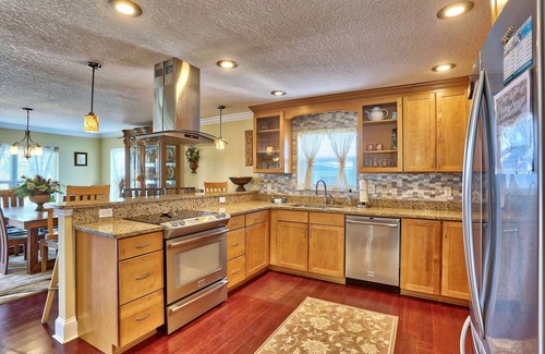 Gulfport House | ☀️Walk to Beach🐬Private Deck🌴Comfort Cove🌊Walking Distance to Restaurants