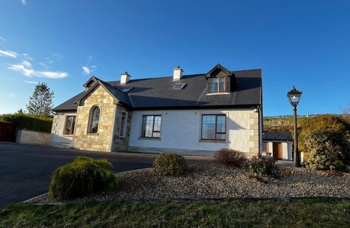 Inver House | *Walk to Beach | Spacious & Clean | Ocean Views*