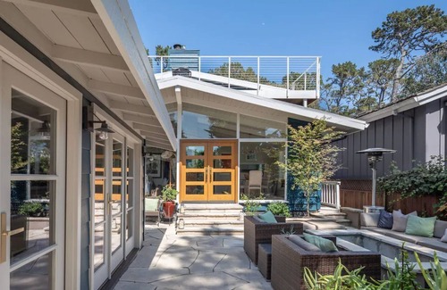 Northwest Carmel House | Walk to beach & town! 4 bdrm sleeps 7, private yard, firepits, deck w/ocean view