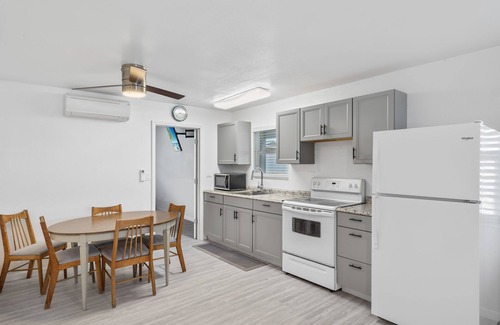 Fort Myers Beach Condo | Walk To Beach, North End Restaurants, Night Life Steps Away!