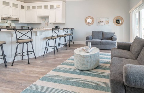 El Centro Beach House | WALK TO BEACH! Spacious, Sleeps 12! Gulf View, Pool