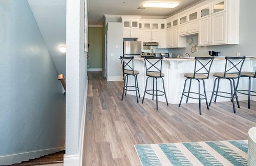 El Centro Beach House | WALK TO BEACH! Spacious, Sleeps 12! Gulf View, Pool