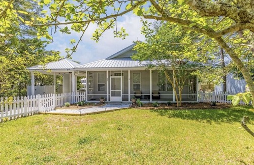 Gulfview Heights House | WALK TO BEACH| DOG FRIENDLY| BIG FENCED YARD| SLEEPS 8| 3 BR/2BA| UPDATED