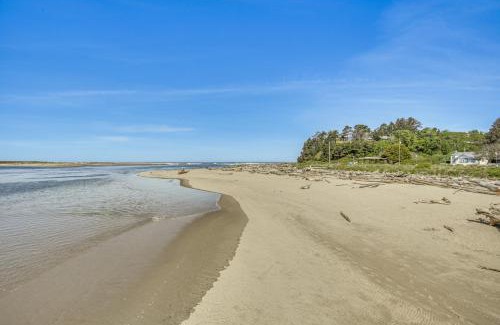 Lincoln City House | Walk to Beaches Siletz Bay Bliss Townhome