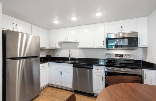 Downtown Branson Condo | Walk to Branson Landing Kayak from the Creek Updated Cozy Retreat Sm Dog- Friendly