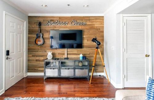 Rutledge Hill House | Walk To Broadway Charming Modern Historic Townhome