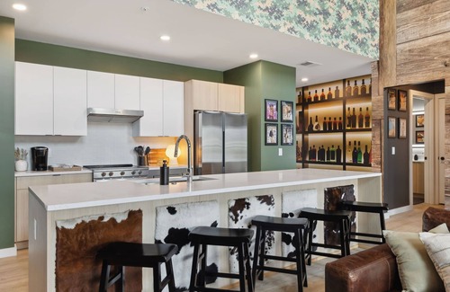 Sobro Condo | Walk to Broadway, Pool, Gym, Parking at The Man Cave/Cowboys & Playboys in Downtown Nashville