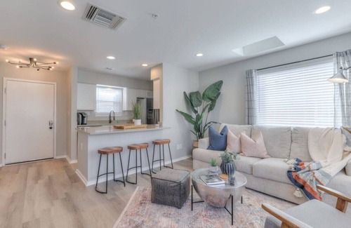 North Capitol Apartment | Walk to Broadway! Riverfront Condo with Pool