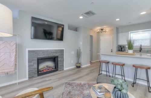 North Capitol Apartment | Walk to Broadway! Riverfront Condo with Pool
