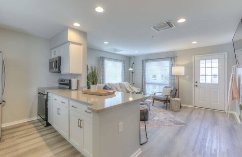 North Capitol Apartment | Walk to Broadway! Riverfront Condo with Pool