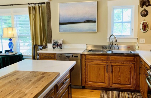 Chatham House | Walk to Chatham Main St., boutiques, restaurants, galleries, and nightlife!
