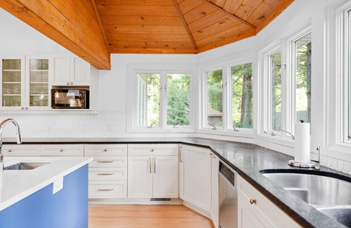 Harbert House | Walk to Cherry Beach, Chef’s Kitchen, Yoga Studio