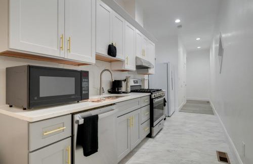 South Louisville House | Walk to Churchill Downs Central Louisville Home!