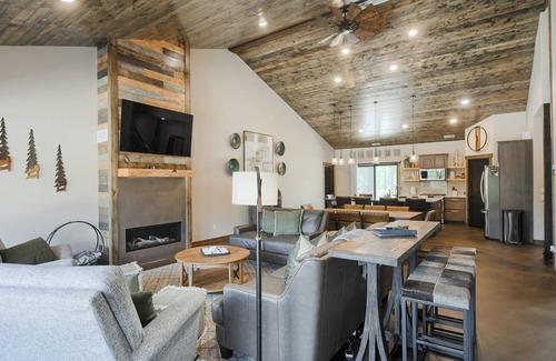Lead Cabin | Walk to Clubhouse, 2600+ Sq. Ft. Open Floor Plan w/Hot Tub and Big Driveway!