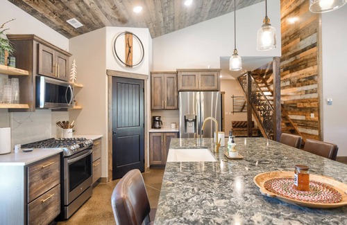 Lead Cabin | Walk to Clubhouse, 2600+ Sq. Ft. Open Floor Plan w/Hot Tub and Big Driveway!