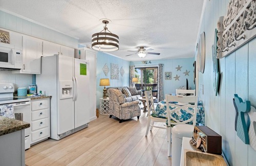 North Forest Beach Condo | Walk to Coligny Beach Park: Family-Friendly Villa
