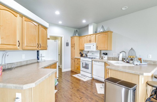 Mohave Valley House | Walk to Colorado River: Needles Gem w/Pool Access