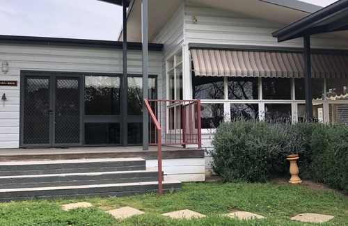 Corowa House | Walk to Corowa Whiskey & Chocolate Factory short drive Rutherglen wineries.
