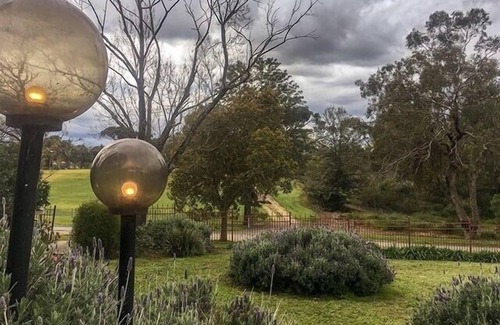 Corowa House | Walk to Corowa Whiskey & Chocolate Factory short drive Rutherglen wineries.