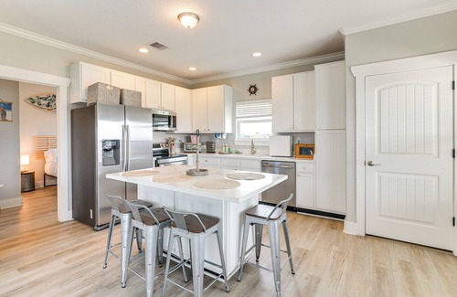 Crystal Beach House | Walk to Crystal Beach: Coastal Getaway w/Deck