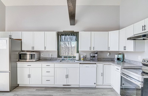 Albany Cottage | Walk to Dale Hollow Lake: Updated Cottage w/Deck!