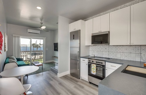 Rogers Seabreeze Apartment | Walk to Daytona Beach & Boardwalk: Apt w/Balcony