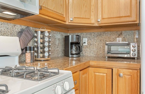 Summit Cove House | Walk to Dining, Relax in Hot Tub. Enjoy Lake/Mountain Views. Central to World-Class Skiing/Trails