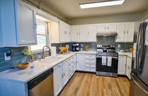 Lake Oconee House | Walk to Dinner! Waterfront, Updated, Prime Location - Back Home Oconee