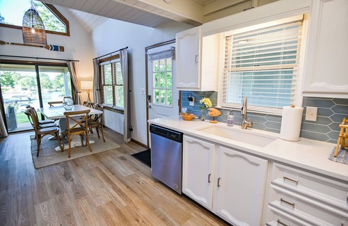 Lake Oconee House | Walk to Dinner! Waterfront, Updated, Prime Location - Back Home Oconee