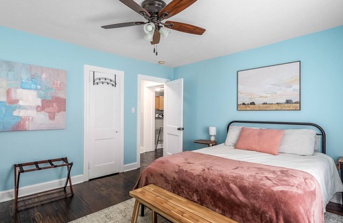 Aiken Cottage | Walk to Downtown Aiken ~ Discount for 30+ day stays ~ Crooked Tree Cottage