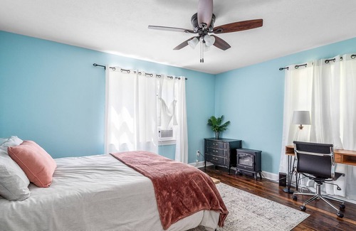 Aiken Cottage | Walk to Downtown Aiken ~ Discount for 30+ day stays ~ Crooked Tree Cottage