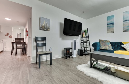 Albany Apartment | Walk to Downtown Albany: Ten Broeck Triangle Apt!