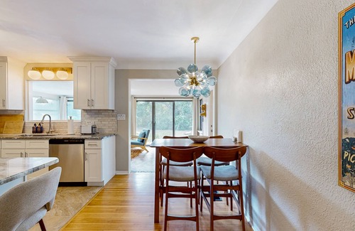 Mount Dora House | Walk to downtown at this charming home with bikes, wifi, and cornhole